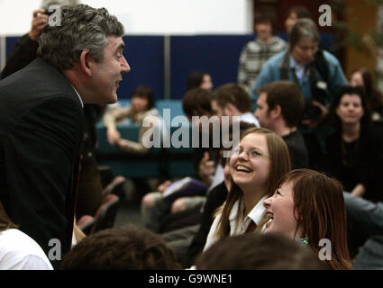 Le chancelier Gordon Brown s'entretient avec des étudiants lors d'une visite au Adam Smith College de Kirkcaldy pendant les élections parlementaires écossaises. Banque D'Images