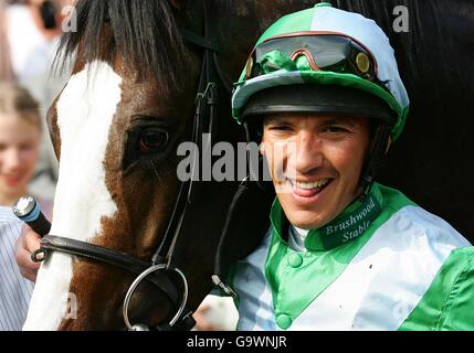 Courses hippiques - Betfred Gold Cup Meeting - Sandown Park.Jeremy, et le jockey Frankie Dettori posent pour les caméras après avoir remporté la course de Betfred Mile (Groupe 2), à Sandown Park. Banque D'Images