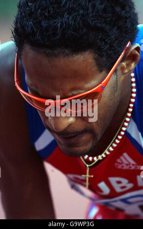 Athlétisme - Championnat du monde de l'IAAF - Edmonton. Javier Sotomayor de Cuba pendant le saut à la haute Mens Banque D'Images