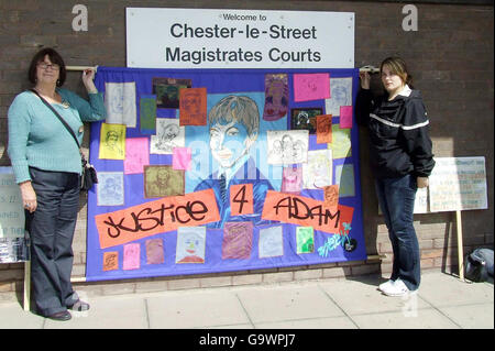 Barbera Norris, assistante sociale de Burnley (à gauche) et Sharon Rickwood, 19 ans, devant le tribunal des magistrats de Chester-le-Street, dans le comté de Durham, où une enquête doit déterminer la cause du décès de son frère, Adam Rickwood, 14 ans, le plus jeune homme à mourir derrière les barreaux en Grande-Bretagne. Banque D'Images