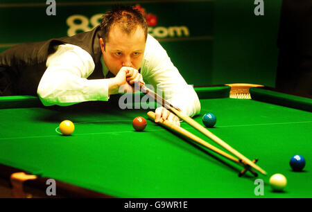 John Higgins en Écosse en action contre Stephen Maguire en Écosse lors du match de demi-finale aux championnats du monde de Snooker au Crucible Theatre, Sheffield. Banque D'Images