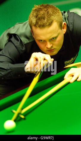 Shaun Murphy d'Angleterre en action contre Mark Selby d'Angleterre lors du match de demi-finale aux championnats du monde de Snooker au Crucible Theatre, Sheffield. Banque D'Images