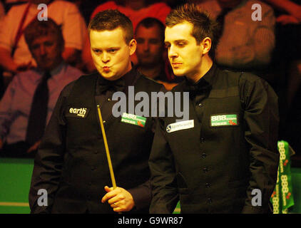 Shaun Murphy (à gauche) Mark Selby, de l'Angleterre, étudie la table lors du match de demi-finale aux championnats du monde de Snooker au Crucible Theatre, à Sheffield. Banque D'Images