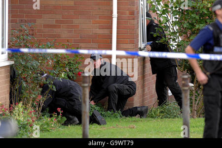 West Mercia police scène de policiers enquêter sur les fusillades à New Park Road dans la région de Castlefields à Shrewsbury. Banque D'Images