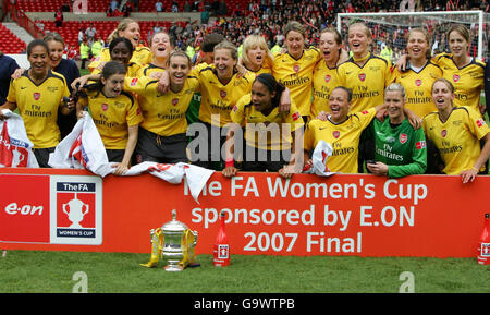 Arsenal célèbre sa victoire de 4-1 sur Charlton Athletic à la suite du match final de la coupe FA pour femmes au City Ground, à Nottingham. Banque D'Images