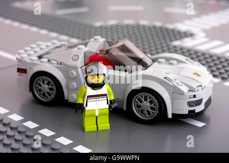 Tambov, Fédération de Russie - 14 mars 2015 Porsche motorsport Lego playmobil - 5116 - moto pilote et sa voiture par des champions de vitesse LEGO. Banque D'Images