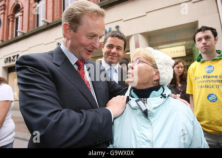 (De gauche à droite); la fine chef de Gael Enda Kenny et le candidat du parti Paschal Donoghue saluent Laura White à Henry Street, Dublin. Banque D'Images