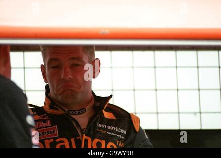 Arrs' Jos Verstappen se tient sur le mur de la fosse après s'être fracassé Sa voiture pour la troisième fois pendant les tests Banque D'Images