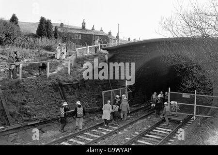 Des responsables du chemin de fer britannique entrent dans le tunnel du Sommet pour effectuer une inspection complète du site après l'explosion d'un train de carburant dans le tunnel.Personne n'a été blessé et l'incendie a été maîtrisé par le tunnel lui-même et les équipes de la brigade des pompiers du Grand Manchester et du West Yorkshire qui ont coordonné leurs efforts.La chaleur dans le tunnel a atteint 1,530 degrés Fahrenheit, assez chaud pour faire fondre une partie des briques qui bordent le toit du tunnel. Banque D'Images