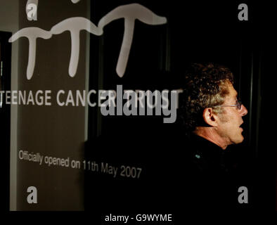 Le chanteur Roger Daltrey se retrouve dans une plaque alors qu'il lance la première unité de fiducie du cancer chez les adolescents d'Écosse au centre de cancérologie Beatson West of Scotland, à l'hôpital général Gartnavel de Glasgow. Banque D'Images