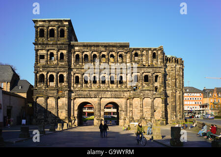 La porte romaine "Porta Nigra" est le mieux préservé d'édifice romain au nord des Alpes. Banque D'Images