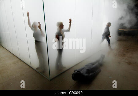 Blind Light de l'artiste britannique Antony Gormley, une chambre de verre remplie de brouillard et de lumière, lors du lancement de sa première grande exposition à la galerie Hayward de Londres. Banque D'Images