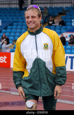 Athlétisme - COUPE du monde paralympique VISA 2007 - Centre régional d'athlétisme.L'Oscar Pistorius d'Afrique du Sud célèbre la victoire de la T44 - 200 mètres Banque D'Images