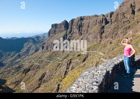 Femme à la serpentine à Road dans la vallée de Masca, courbes, Teneriffa, Espagne, Europe Banque D'Images