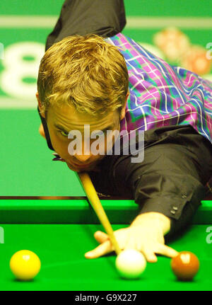 Ali carter en action contre Mark Selby lors du quart de finale du championnat du monde de snooker au Crucible Theatre, Sheffield. Banque D'Images