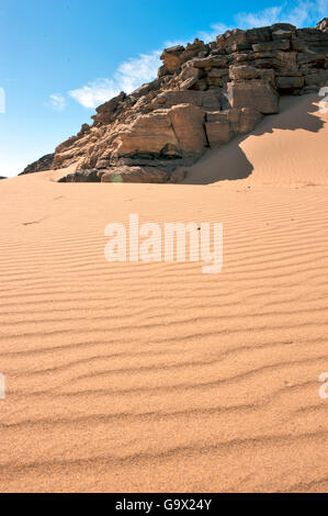 Dunes et rock formation en désert de sable, l'Égypte, l'Afrique Banque D'Images