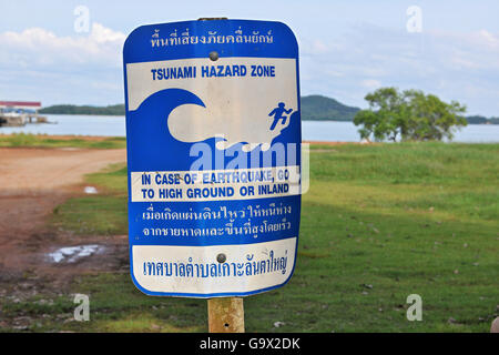 Signe d'alerte aux tsunamis à côté de la plage, île de Koh Lanta, Thaïlande Banque D'Images