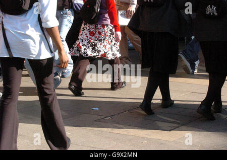 GV d'une foule de gens qui marchent sur Oxford Street. Banque D'Images