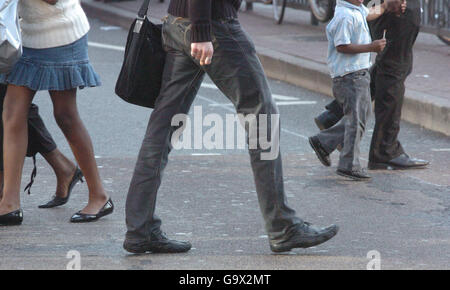 Stock de marche. GV d'une foule de gens qui marchent sur Oxford Street. Banque D'Images