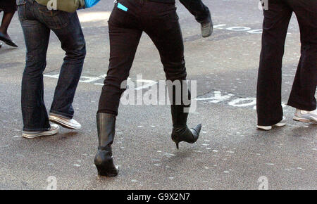 GV d'une foule de gens qui marchent sur Oxford Street. Banque D'Images