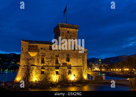 Château construit en 1551, le port de Rapallo, province de Gênes, Ligury, Italie Banque D'Images