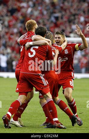 Football - Ligue des champions de l'UEFA - semi-finale - deuxième étape - Liverpool / Chelsea - Anfield.Le capitaine de Liverpool Steven Gerrard fête avec le marqueur de but Daniel Agger Banque D'Images