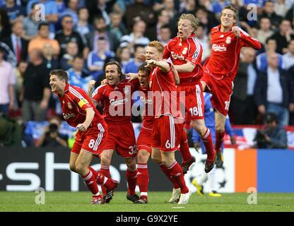 Les joueurs de Liverpool fêtent après que Daniel Agger ait terminé le premier but du jeu.De gauche à droite : Steven Gerrard, Boudewijn Zenden, Daniel Agger, John Arne Riise, Dirk Kuyt et Peter Crouch. Banque D'Images