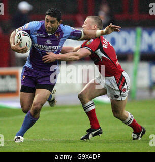 Jamhal Lolesi (à gauche) de HUDDERSFIELD regarde passer devant Luke Robinson de Salford lors du cinquième tour de la coupe du défi Carnegie au Willows, Salford. Banque D'Images