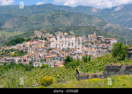 Vue éloignée de Castiglione di Sicilia, perché au sommet de colline en vallée de l'Alcantara, Sicile, Italie Banque D'Images