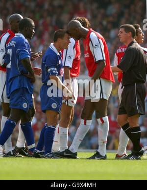 Soccer - FA Barclaycard Premiership - Arsenal v Leicester City. l-r; Dennis Wise de Leicester City et Patrick Vieira d'Arsenal écluses cornes conduisant à l'envoi des deux par l'arbitre Andy d'Urso (r) Banque D'Images