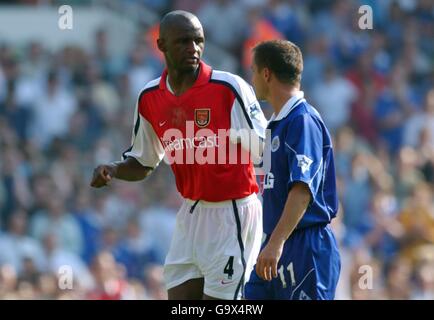 l-r; Patrick Vieira d'Arsenal et Dennis Wise de Leicester City échangent des mots après que les deux sont envoyés par l'arbitre Andy d'Urso après un affrontement de têtes Banque D'Images