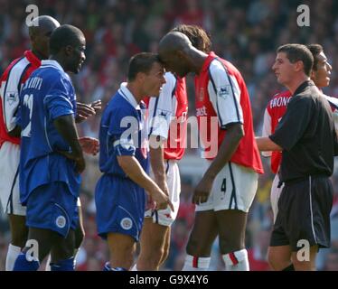 l-r; Dennis Wise de Leicester City et Patrick Vieira d'Arsenal éclusent les cornes qui les ont tous deux envoyés par l'arbitre Andy d'Urso Banque D'Images