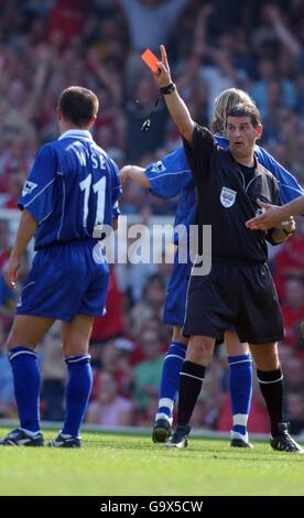 Soccer - FA Barclaycard Premiership - Arsenal v Leicester City. l-r; Dennis Wise de Leicester City est envoyé par l'arbitre Andy d'Urso après avoir buté le chef Patrick Vieira d'Arsenal Banque D'Images