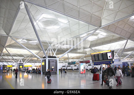 Intérieur du bâtiment principal du terminal de l'aéroport Stanstead de Londres. Affiche les passagers, les planches de départ, etc Conçu par Norman Foster. Banque D'Images