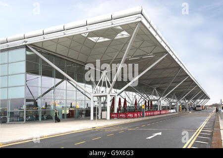 L'extérieur de l'édifice principal du terminal à l'aéroport de Londres Stansted. Conçu par Norman Foster. Le dirigeant d'une des promenades par passager. Banque D'Images