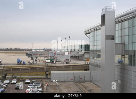 Voir l'aéroport en direction de piers terminal principal à Londres Stanstead. Avion Ryanair taxis en arrière-plan Banque D'Images