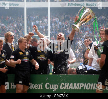 Rugby Union - Heineken Cup - final - Leicester Tigers / London Wasps - Twickenham.Lawrence Dallaglio et Raphael Ibanez des London Wasps célèbrent leur victoire lors de la finale de la coupe Heineken à Twickenham, Londres. Banque D'Images