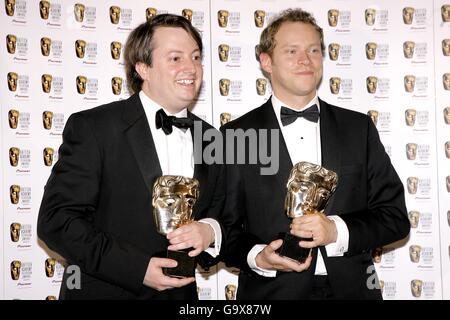 David Mitchell (à gauche) et Robert Webb avec le prix pour le meilleur programme de comédie reçu pour que Mitchell et Webb regardent les British Academy Television Awards, qui se tient au London Palladium, dans le centre de Londres. APPUYEZ SUR ASSOCIATION photo. Date de la photo: Dimanche 20 mai 2007. Le crédit photo devrait se lire: Yui Mok/PA Wire Banque D'Images