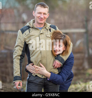 Jeune couple de jouer à l'extérieur. Banque D'Images