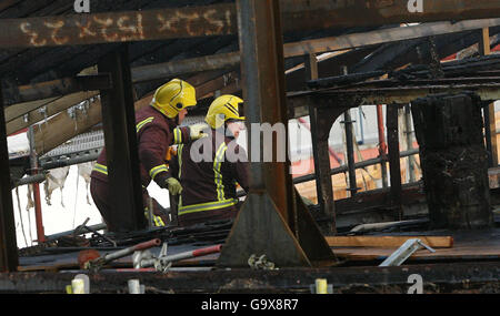 Les pompiers ont incendié le Cutty Sark de Greenwich, dans l'est de Londres, qui a été détruit par un incendie. Banque D'Images