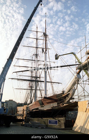 Le Cutty Sark à Greenwich, dont le contremaître a été laflé et enlevé par grue pour marquer la phase initiale du projet de restauration du navire de dix ans. Banque D'Images