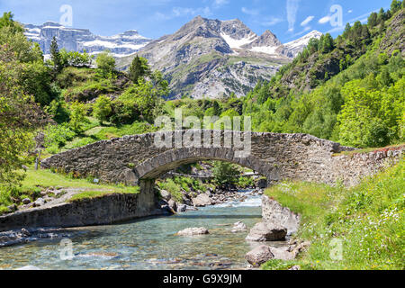 Nadau pont sur la rivière Gave de Gavarnie à Gavarnie, Hautes-Pyrénées, France Banque D'Images