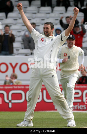 Steve Harmison, de l'Angleterre, célèbre la prise du cricket de Jerome Taylor des West Indies lors du quatrième jour du deuxième match de npower Test au terrain de cricket de Headingley, à Leeds. Banque D'Images