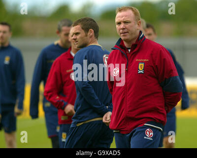 Soccer - session d'entraînement en Écosse - Strathclyde Homes Stadium.L'entraîneur écossais Alex McLeish pendant une séance d'entraînement au stade Strathclyde à Dumbarton, Glasgow. Banque D'Images