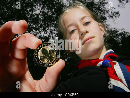 Sophie Noakes, une scoute de 11 ans, détient une nouvelle pièce de 50 pence d'or au centre d'aventure national des scouts, à Gilwell Park, dans l'Essex. Banque D'Images