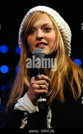 BBC radio 1's Big Weekend - Preston.DJ Fearne Cotton parle en l'air pendant le Big Weekend de BBC radio 1, à Preston. Banque D'Images