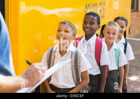 Vérifier la mise à jour de l'enseignant Liste des enfants Banque D'Images