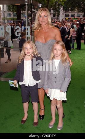 Meg Mathews avec sa fille et son ami arrivent pour la première britannique de Shrek le troisième au cinéma Odeon de Leicester Square, dans le centre de Londres. Banque D'Images