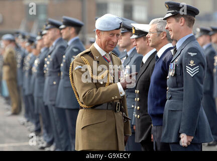 Le prince Charles rend visite à RAF Shawbury Banque D'Images