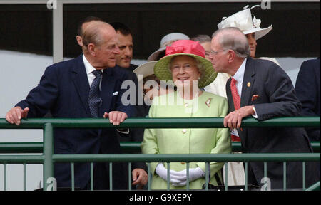 La reine Elizabeth II de Grande-Bretagne, le prince Philip, le duc d'Édimbourg (à gauche) et William Farish, ancien ambassadeur américain en Grande-Bretagne (à droite), lors de la réunion du Kentucky Derby à Churchill Downs, Louisville, Kentucky, États-Unis, au cours du troisième jour de la visite d'État de la reine en Amérique. Banque D'Images